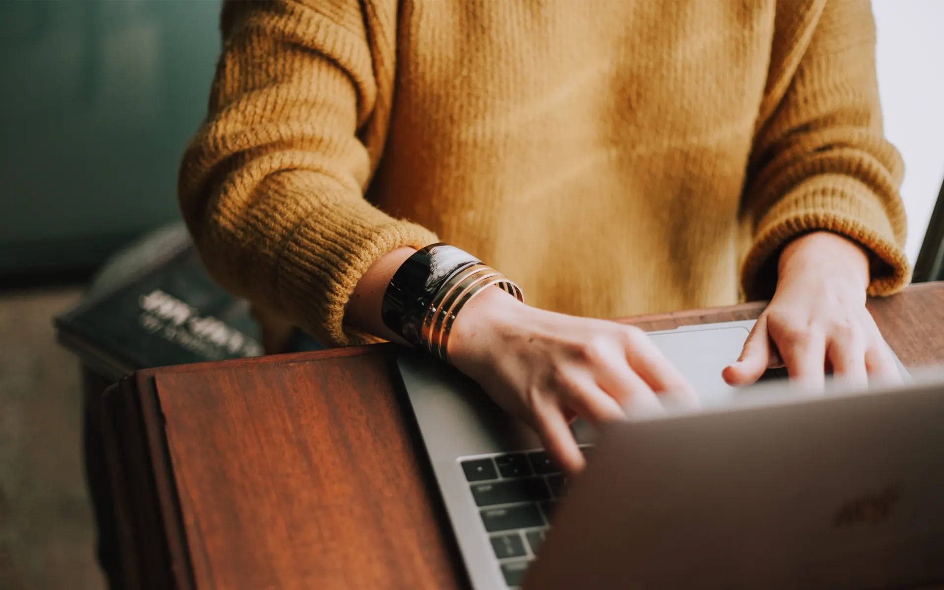 Profissional trabalhando em um notebook